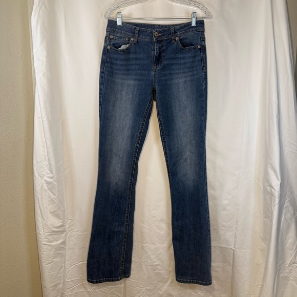 Maurices Woman’s Mid-Rise Medium Wash Bootcut Jeans — 9/10 Long - Picture 3 of 13
